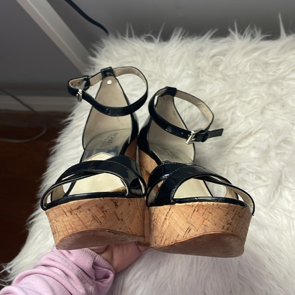 Michael Kors Evelyn patent  platform sandals - Picture 5 of 10